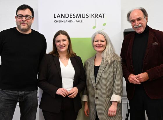 Schirmherr Andreas Scholl, Kulturstaatsministerin Katharina Binz, Landesmusikratspräsident Peter Stieber und Schirmherrin Sarah Lipfert präsentieren die Stimme als Instrument des Jahres 2025 