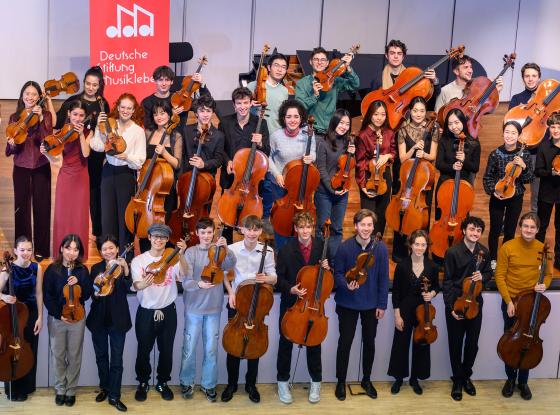 Gruppenbild Preisträger:innen des 32. Wettbewerbs des Deutschen Musikinstrumentenfonds