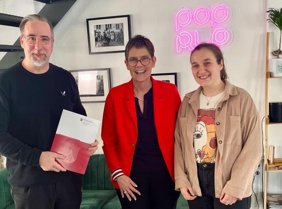 Markus Graf (CEO von pop rlp) mit Staatssekretärin Petra Dick-Walther und Jana Furhmann (Projektmanagerin bei pop rlp)