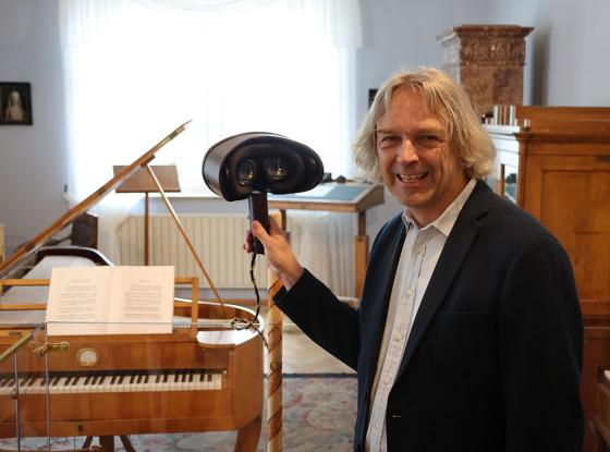 Thomas Synofzik mit Stereoskop in Schumanns Geburtszimmer